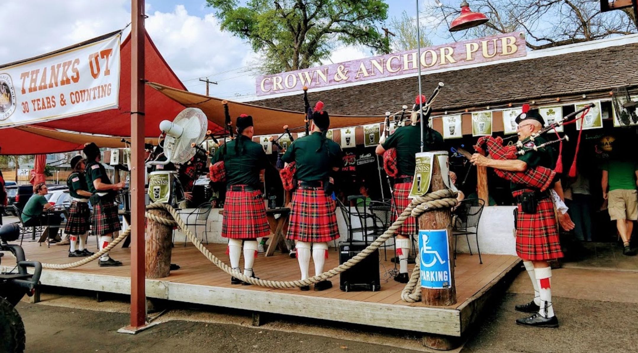 The Best Walkable Bars Near UT Austin