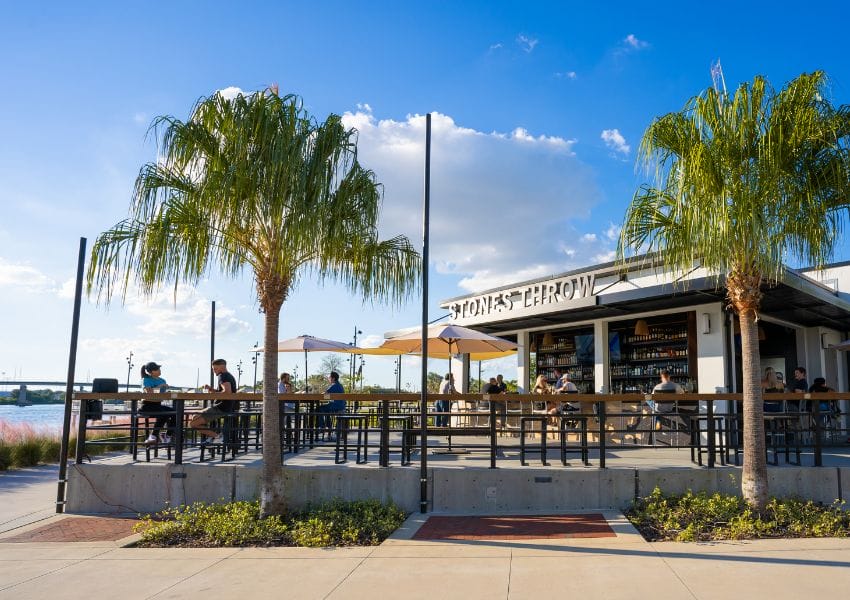 15+ Top Restaurants in Tampa Bay to Enjoy Fresh Air and Outdoor Seating